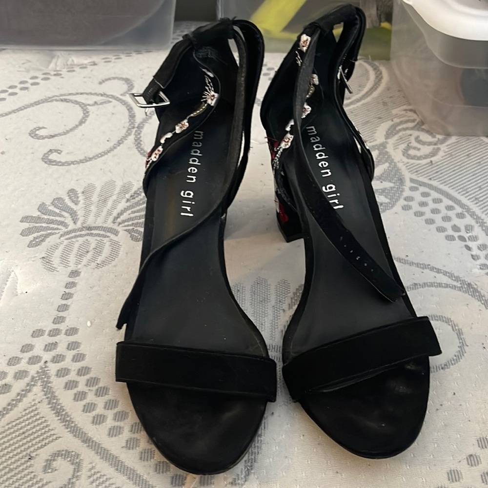 Madden girl. Black heel. Floral heel detail. Size 8